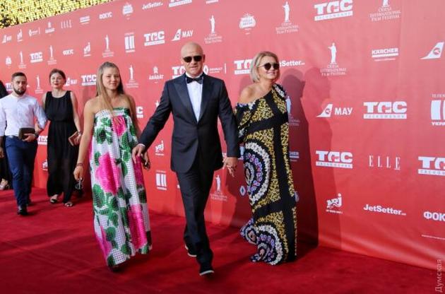 Труханов периодически появляется на публике с женой, с которой развелся более 20 лет назад. Но в декларации о ней не упоминает