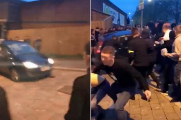 Автомобиль трижды протаранил толпу в центре Ньюпорта