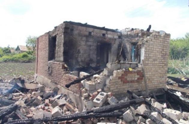 В результате артиллерийского обстрела почти полностью разрушены четыре жилых дома