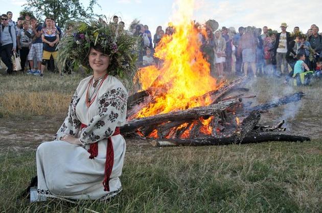 На Івана Купала прийнято стрибати через багаття
