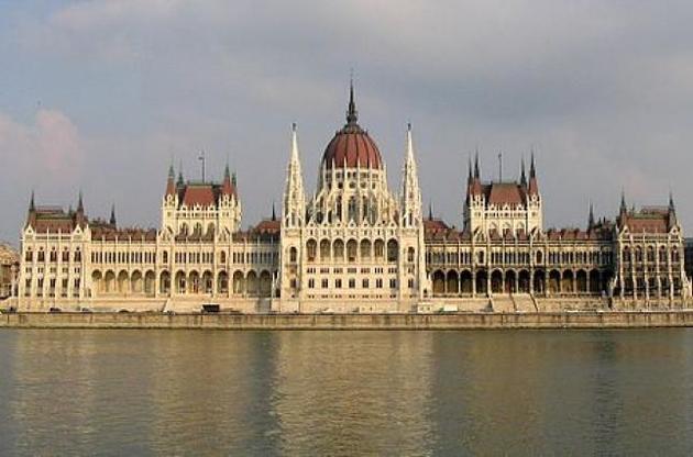 В Венгрии на фоне протестов новый парламент принес присягу