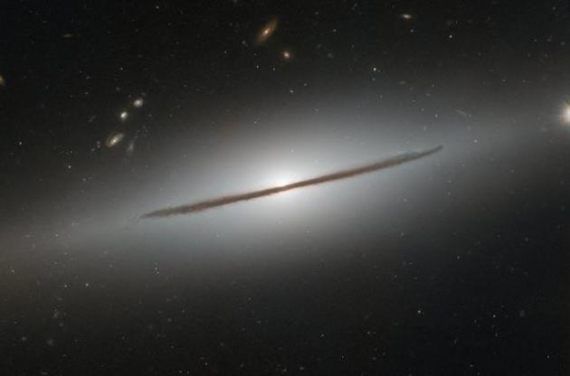 "Хаббл" сделал снимок галактики, "лежащей на боку"