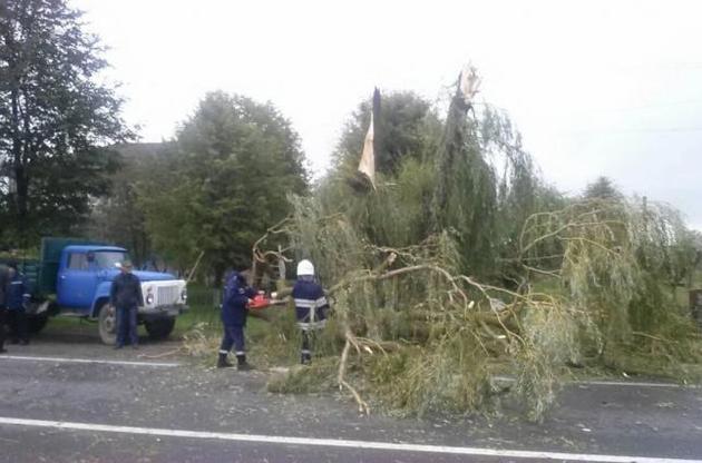 Негода залишила без світла мешканців понад 200 населених пунктів країни