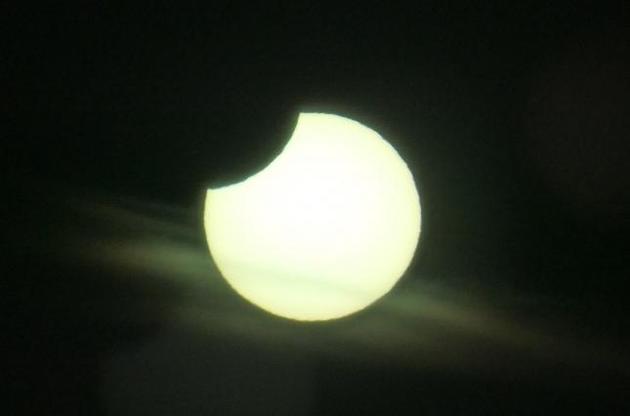 Сонячне затемнення: користувачі соцмереж публікують перші знімки