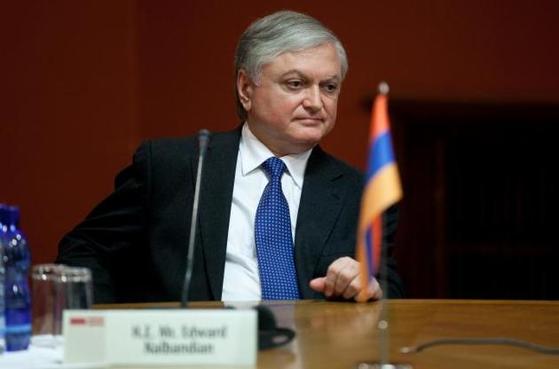 Голова МЗС Вірменії вилетів до Москви – ЗМІ