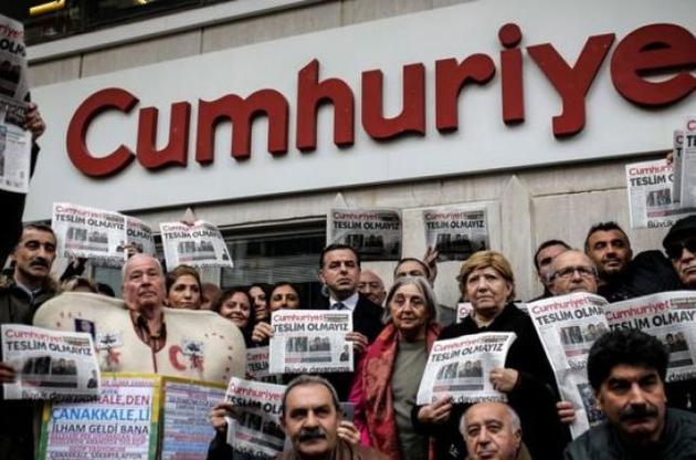 У Туреччині засудили 13 журналістів опозиційної газети Cumhuriyet