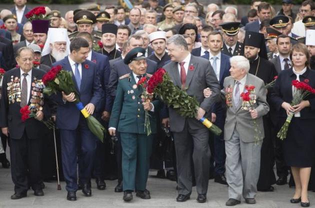 Порошенко напомнил о том, что ветеранам-фронтовикам не может быть меньше 90 лет