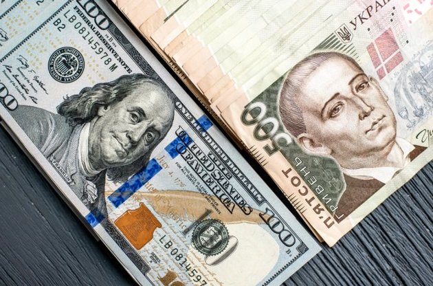 Официальная гривня ослабла к доллару и евро