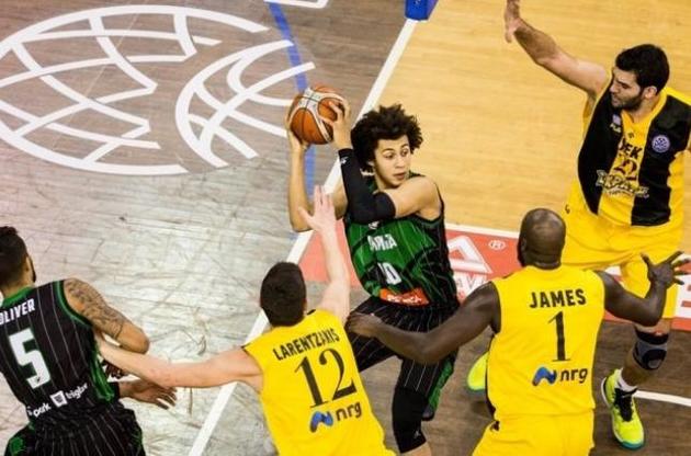 Санон (з м'ячем) виступає в чемпіонаті Словенії