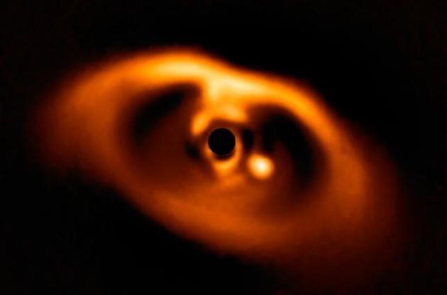 Астрономам вперше вдалося отримати знімок новонародженої планети