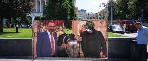 У Києві встановили курйозний колаж із зображенням Павелка і кубка Ліги чемпіонів