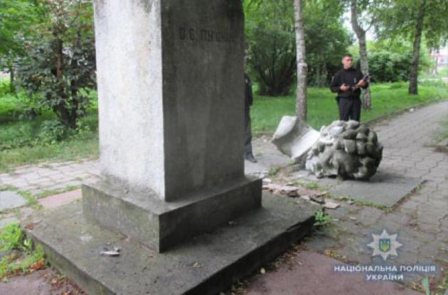 Пам'ятник Пушкіну в Золочеві Львівської області обвалився сам - поліція