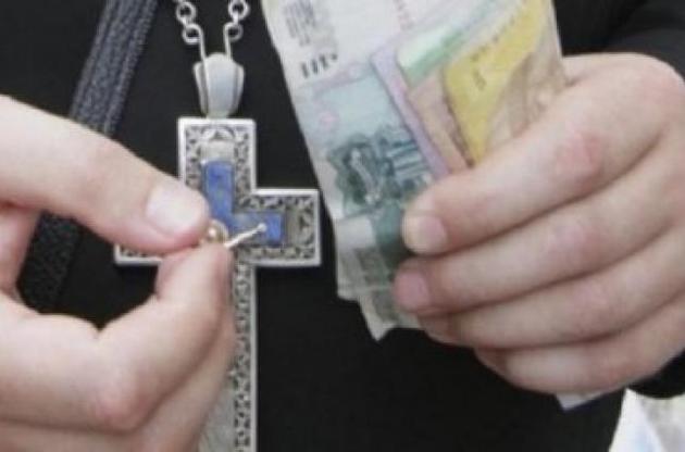 Священник УПЦ МП пытался вывезти в Россию 50 тысяч долларов, собранных на реставрацию Киево-Печерской лавры