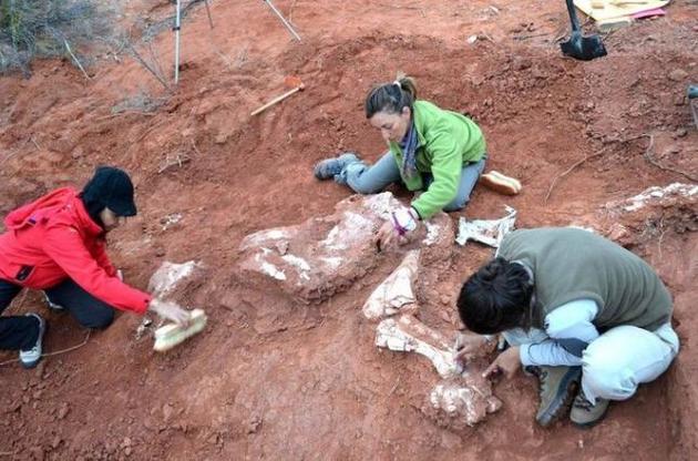 Вчені виявили кістки найбільшого з ранніх динозаврів