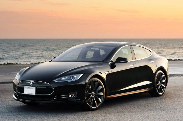 Электрокар Tesla Model S в режиме автопилота попал в аварию