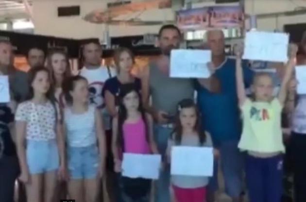 Заблоковані українці виклали кілька відео про те, що відбувається з ними у албанському аеропорту