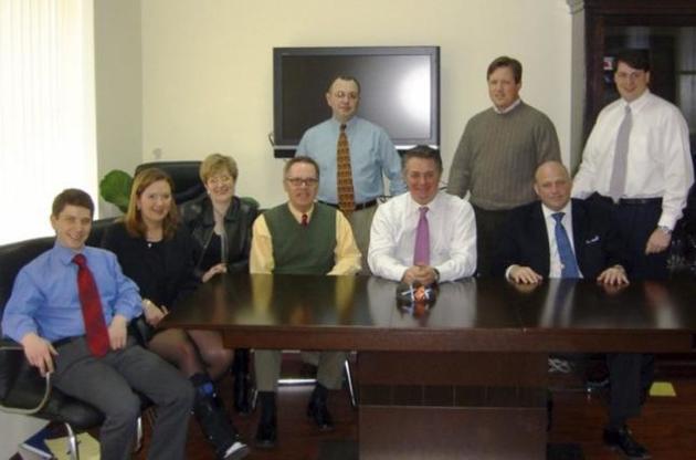 АР располагает редким фото за 2006 год на котором изображены Килимник, Манафорт и их команда