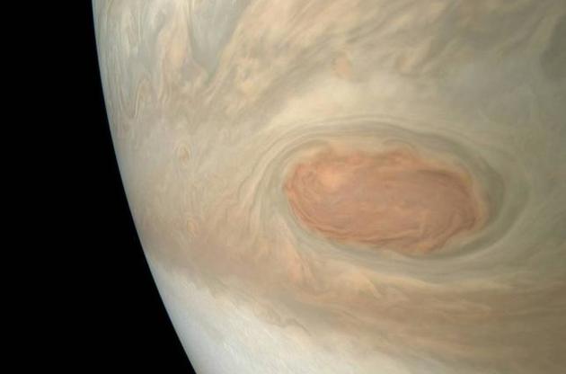 NASA опубликовало снимок урагана на Юпитере