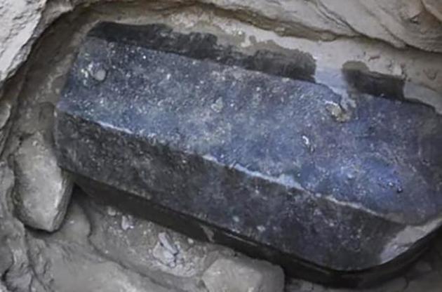 У таємничому чорному саркофазі в Єгипті знайдені останки трьох людей