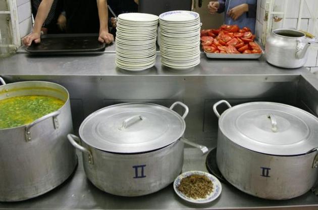 В нескольких лагерях обнаружили "бактериологическое загрязнение готовых блюд"