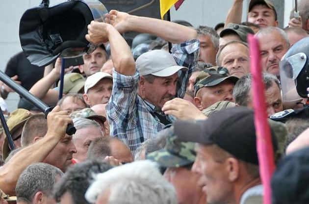 Вчера под парламентом произошли массовые столкновения