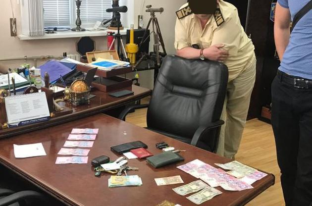 Посадовець умисно затягував терміни видачі документів, щоб йому давали хабарі