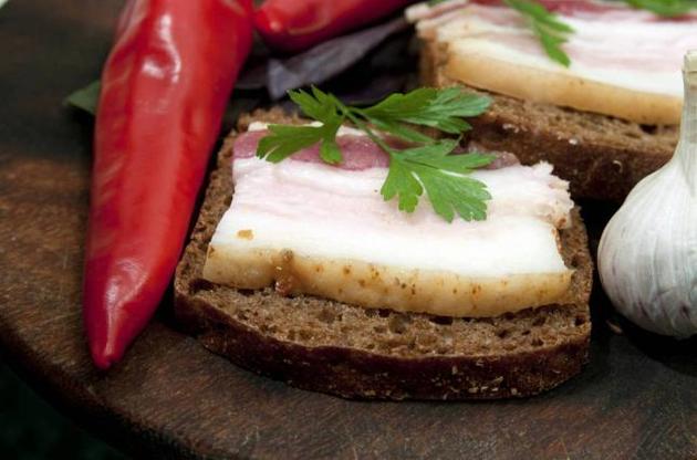 Украинский бутерброд с салом подорожал за год на 42%