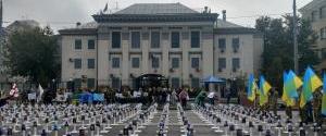 Під посольством РФ у Києві встановили 366 хрестів на згадку про жертв Іловайської трагедії