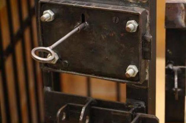 Керівництво колонії змусило чоловіків чистити каналізацію