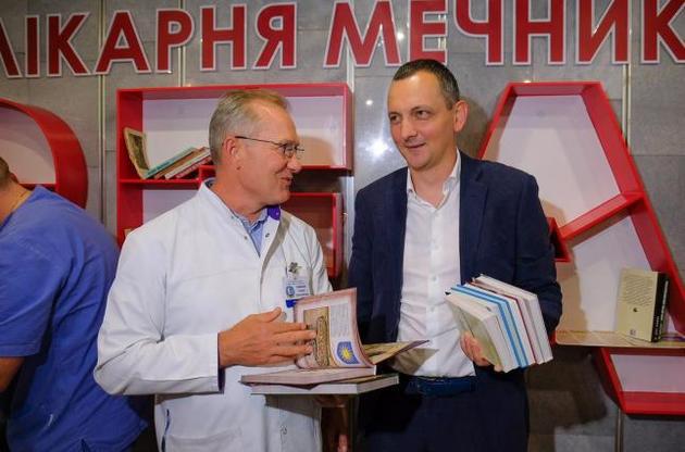Главный врач Днепропетровской областной клинической больницы им. Мечникова Сергей Рыженко (слева) и советник главы Днепропетровской ОГА Юрий Голик