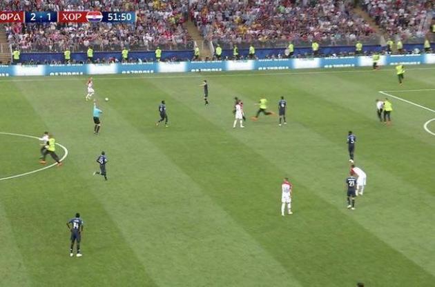 На футбольне поле вибігли четверо людей у поліцейській формі