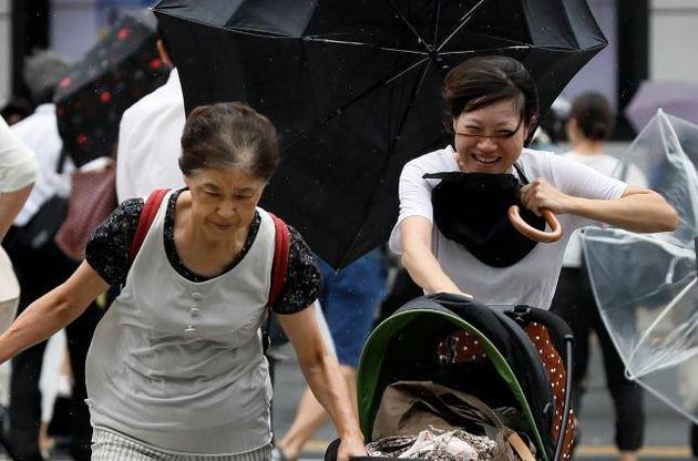 На Японію обрушився потужний тайфун Джебі