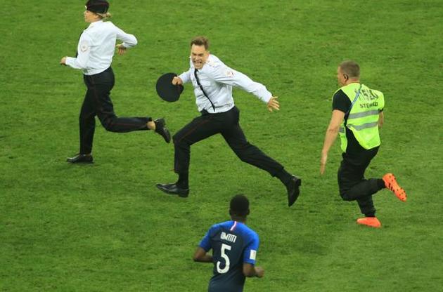 Полиция открыла дела против участников Pussy Riot, выбежавших на поле во время матча Франция-Хорватия