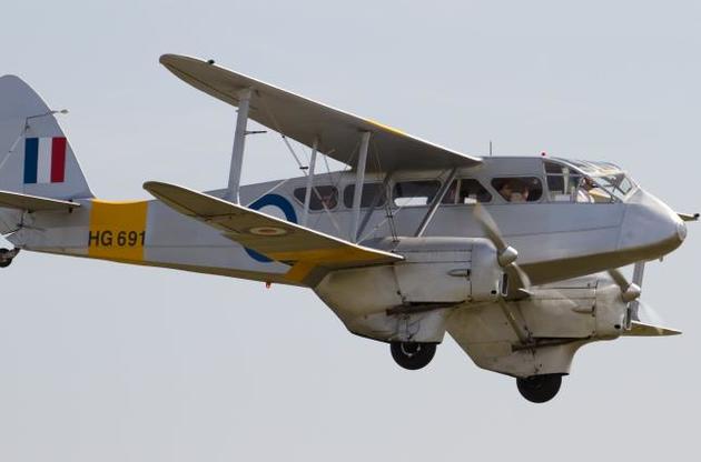 На борту літака перебували пілот і четверо дорослих пасажирів