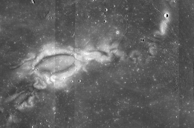 Вчені пояснили появу загадкових візерунків на поверхні Місяця