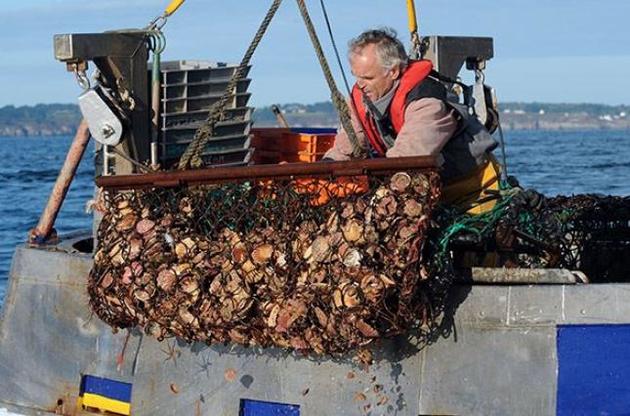 Французские военные готовы защищать своих рыбаков от британских в &quot;Битве за гребешки&quot;