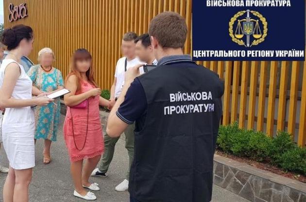 Инспектора киевской таможни поймали на взятке