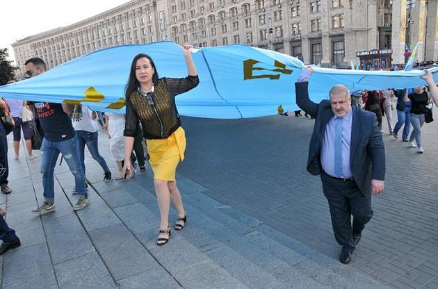 На Крещатике в День крымскотатарского флага развернули 38-метровое полотнище