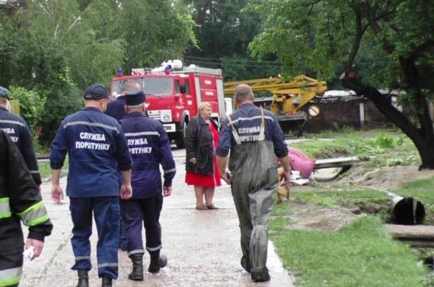 Рятувальники працюють над ліквідацією наслідків негоди у Чернігові