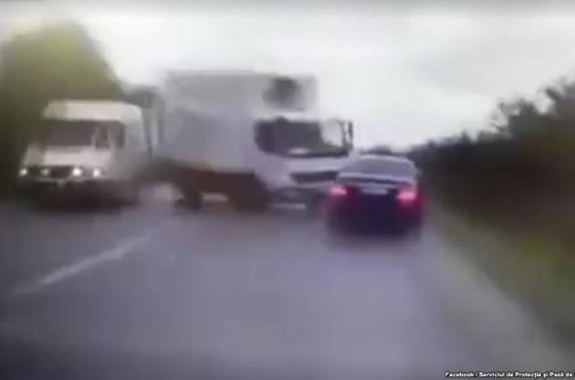 Відеореєстратор зафіксував момент зіткнення автомобіля президента Молдови з вантажівкою