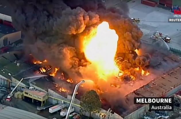 Пожар на заводе вспыхнул рано утром