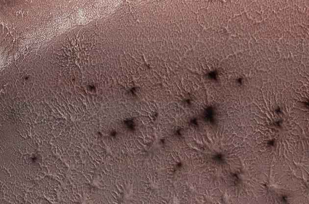 NASA опубликовало снимок "пауков" на Марсе
