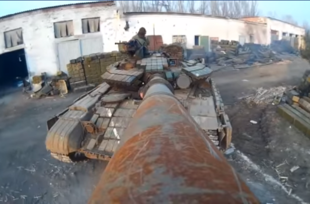 Порошенко показал приуроченное ко Дню танкистов видео танковых стрельб ВСУ