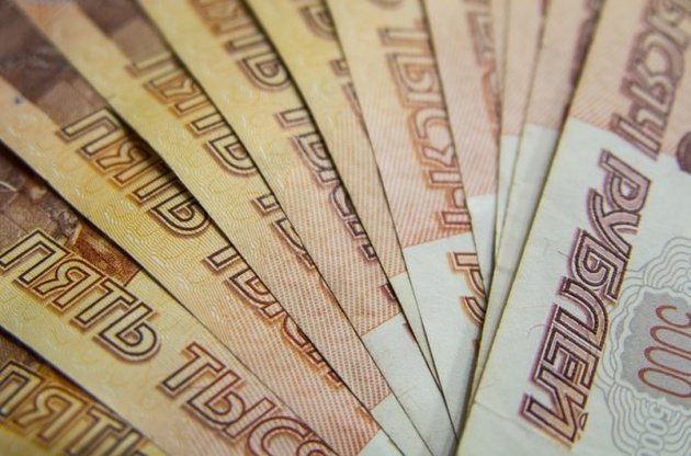 Курс российского рубля упал до минимума за 2,5 года