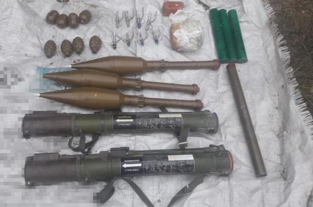 Правоохранители выявили в Красногоровке тайник с гранатометами и боеприпасами