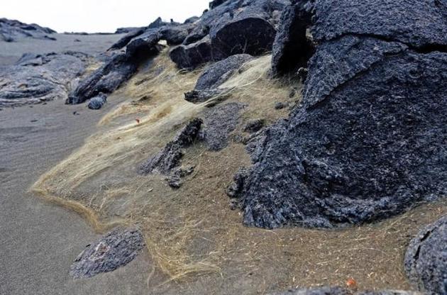 Извержение вулкана на Гавайях покрыло пляжи золотыми "волосами"