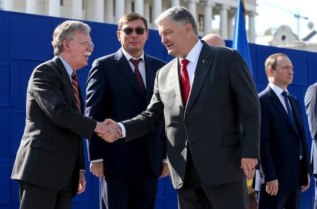 Болтон посетил военный парад в Киеве