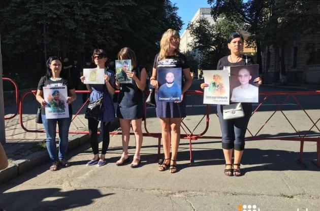 Під Адміністрацію президента прийшли родичі військовополонених