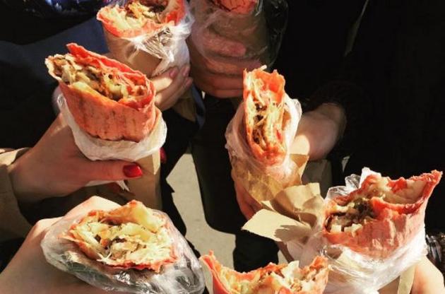 В Госпродпотребслужбе назвали точки, где люди отравились шаурмой