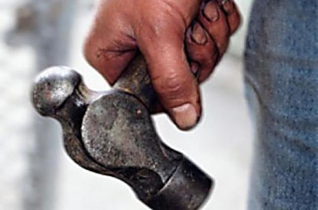 Чоловік з молотком важко поранив двох жінок